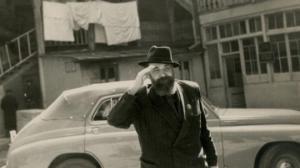 იგი წავიდა ნელი ნაბიჯით. ისე გაიარა ამ ღმერთკაცმა მთელი რესტორანი არავის არ შეუმჩნევია