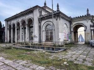 გემოვნებით განადგურებული გაგრის მიტოვებული შენობები