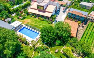 კახეთში, დელუქს ნომერი 2 სტუმარზე საუზმით და ბაღის ხედით კახეთში, დელუქს ნომერი 2 სტუმარზე საუზმით და ბაღის ხედით