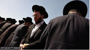 ასიათასობით ულტრა ორთოდოქსი იუდეველი იერუსალიმის ქუჩებში ორთოდოქსი მამაკაცების არმიაში გაწვევის წინააღმდეგ გამოვიდა: დემონსტრაციას მსხვერპლის გარეშე არ ჩაუვლია ასიათასობით ულტრა ორთოდოქსი იუდეველი იერუსალიმის ქუჩებში ორთოდოქსი მამაკაცების არმიაში გაწვევის წინა...