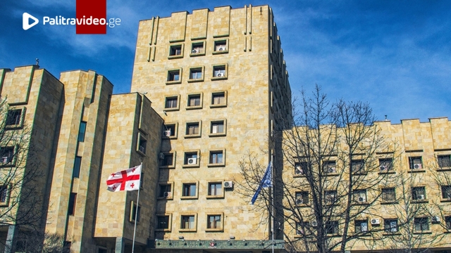 "მას მუქარით თანხის გადაცემას აიძულებდნენ; ბრალდებულები დაზარალებულს მეგობარი გოგონას პირადი ცხოვრებ...