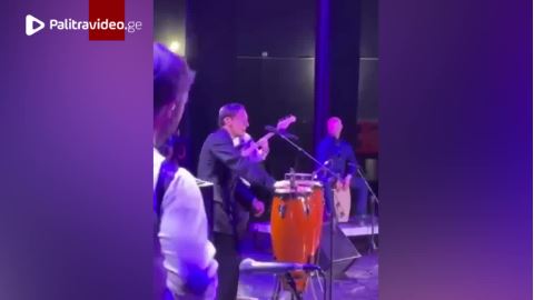 იმპროვიზაცია, ანშლაგი დარბაზში და ემოციების ზღვა: დათო კენჭიაშვილის ტურნე ბათუმში კონცერტით დაიწყო!