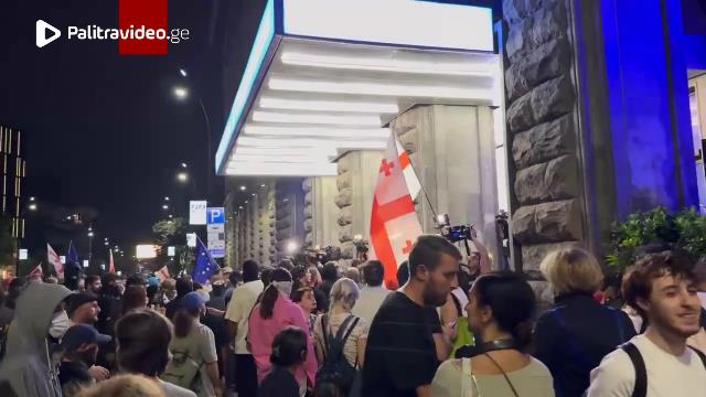 მოქალაქეები კახა კალაძის შტაბის მიმართულებით მსვლელობას მართავენ, მობილიზებულია პოლიცია