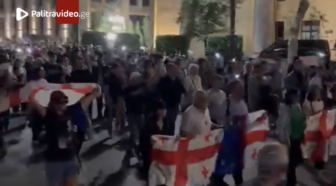 აქციის მონაწილეები მელიქიშვილიდან რუსთაველის გამზირისკენ მიემართებიან