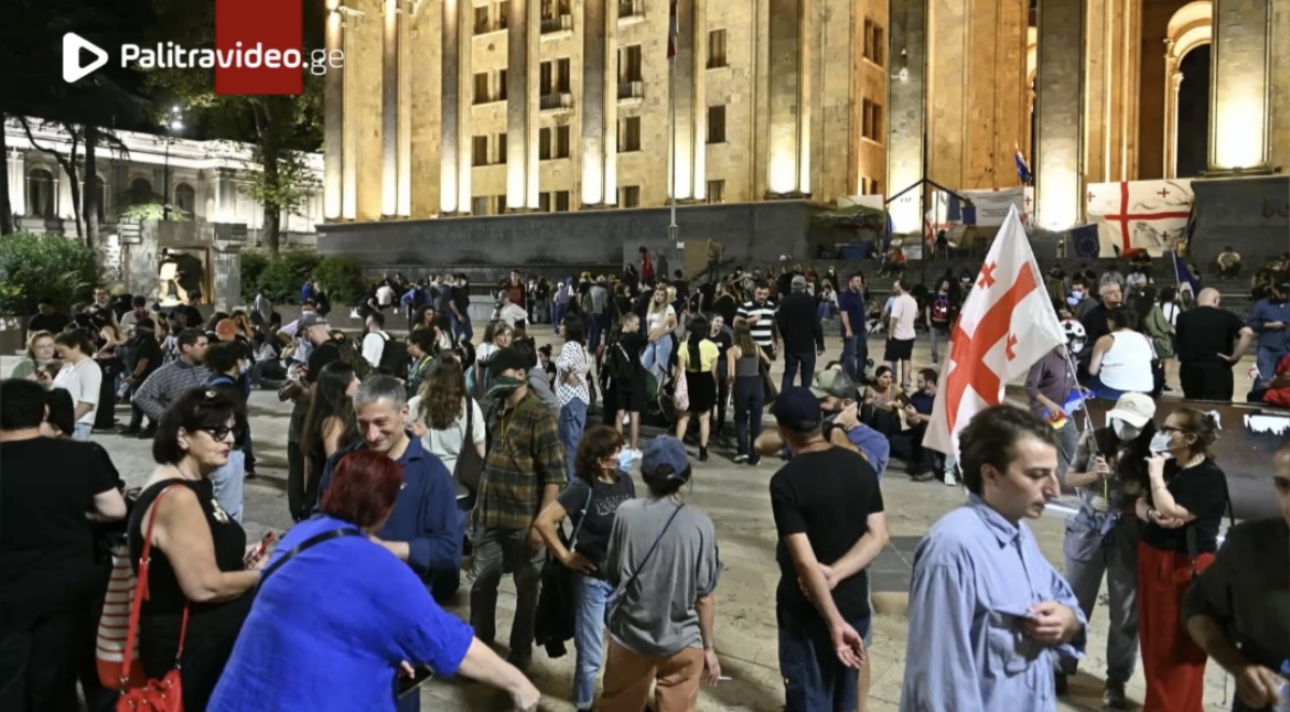 მომიტინგეები მელიქიშვილის გამზირიდან პარლამენტთან მივიდნენ და მიმდინარე პროტესტს შეუერთდნენ