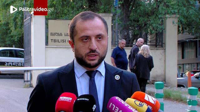 "ბრალდებულ ზურაბ ზვიადაურის ავტომანქანის ჩხრეკის შედეგად ამოღებულია 2 ცეცხლსასროლი იარაღი, ერთი იყო ...