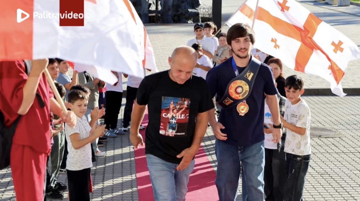 ხობის კულტურის სასახლეში,  საქართველოს ბერძნულ-რომაული სტილით მოჭიდავეთა ნაკრების წევრის, ვახტანგ ლო...