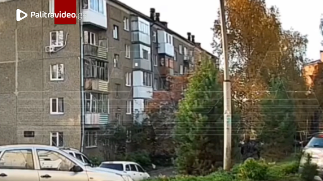 კაცმა 3 წლის შვილი მეოთხე სართულიდან გადააგდო: მედიაში კადრები ვრცელდება - სასტიკი დანაშაული რუსეთში...