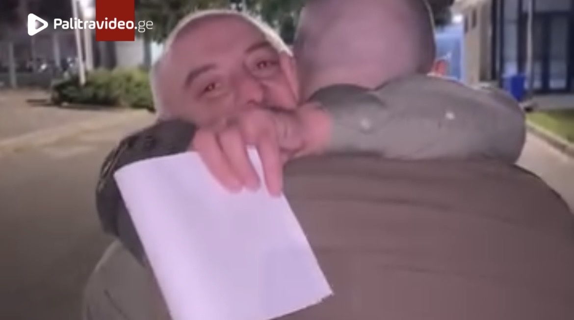 ექიმი გიორგი ჩახუნაშვილი თავისუფალია - ვრცელდება კადრები, როგორ ტოვებს ის დროებითი მოთავსების იზოლატ...