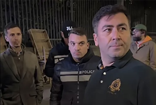 არსებული ინფორმაციით, რუსთაველის გამზირზე პოლიციამ გზის გადაკეტვის გამო რამდენიმე პირი დააკავა არსებული ინფორმაციით, რუსთაველის გამზირზე პოლიციამ გზის გადაკეტვის გამო რამდენიმე პირი დააკავა