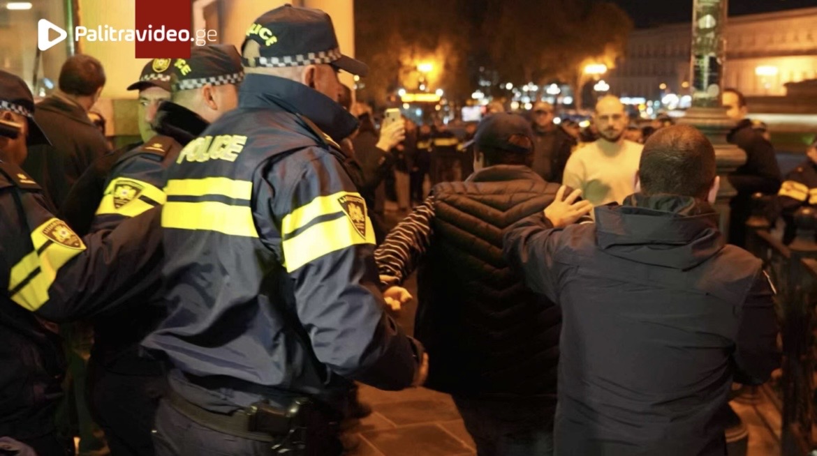 თავისუფლების მოედანზე პოლიციამ 15 წლის მოზარდი აქციის ტერიტორიიდან გაიყვანა - ვრცელდება ამსახველი კადრები თავისუფლების მოედანზე პოლიციამ 15 წლის მოზარდი აქციის ტერიტორიიდან გაიყვანა - ვრცელდება ამსახველი კა...