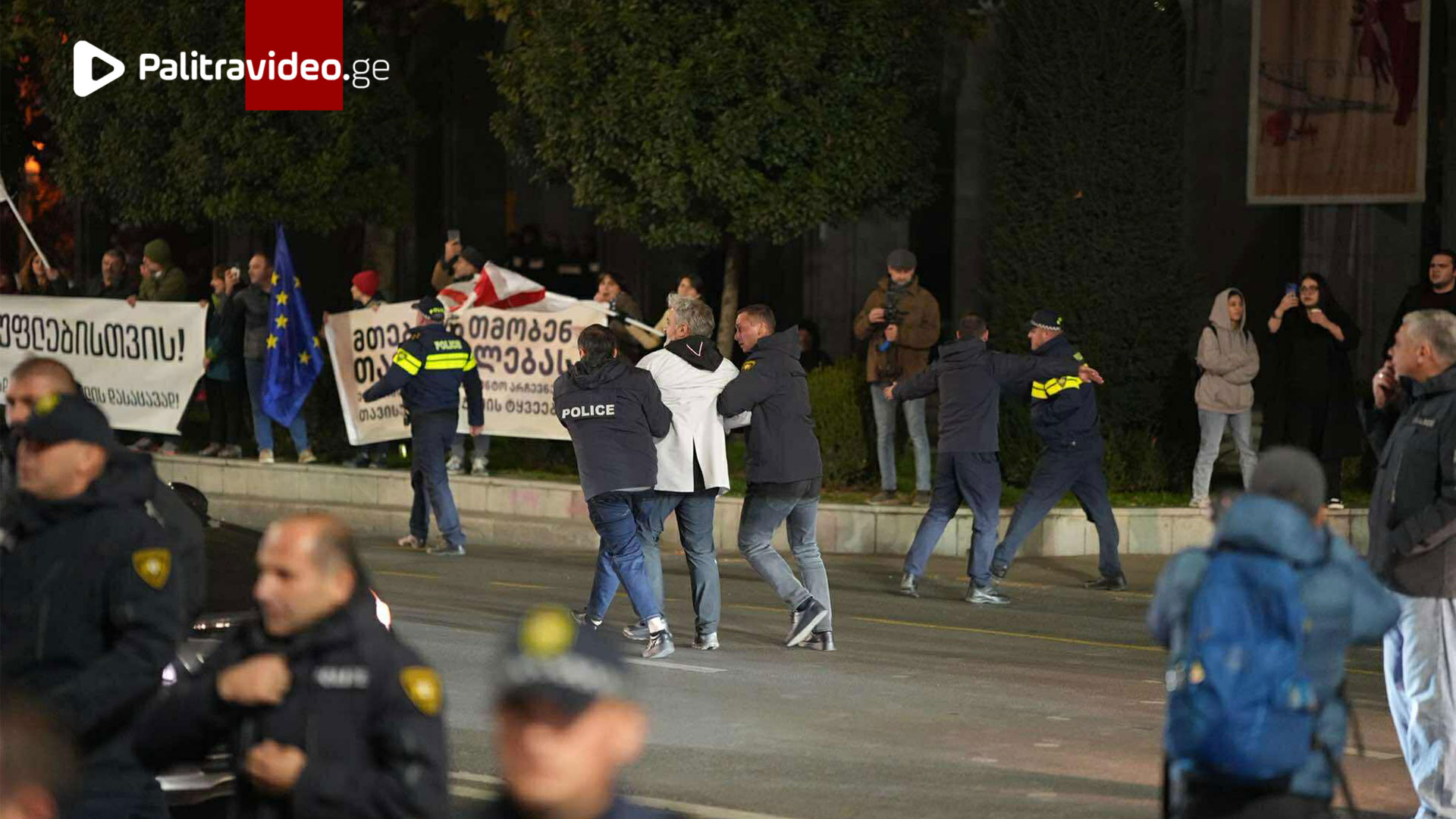 რუსთაველის გამზირზე პოლიციამ მომიტინგეებს გზის გადაკეტვის უფლება არ მისცა - დააკავეს ერთი პირი რუსთაველის გამზირზე პოლიციამ მომიტინგეებს გზის გადაკეტვის უფლება არ მისცა - დააკავეს ერთი პირი