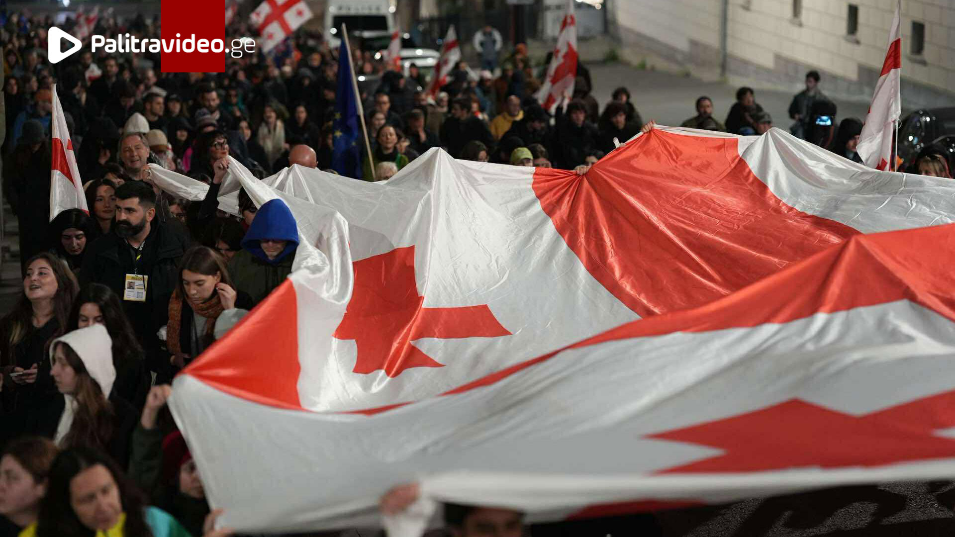 მომიტინგეები რუსთაველის გამზირიდან მსვლელობით მთავრობის ადმინისტრაციისკენ მიემართებიან მომიტინგეები რუსთაველის გამზირიდან მსვლელობით მთავრობის ადმინისტრაციისკენ მიემართებიან